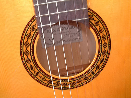 新品：スペイン製フラメンコギター(ハードケース付) 75,000円。JOSE 